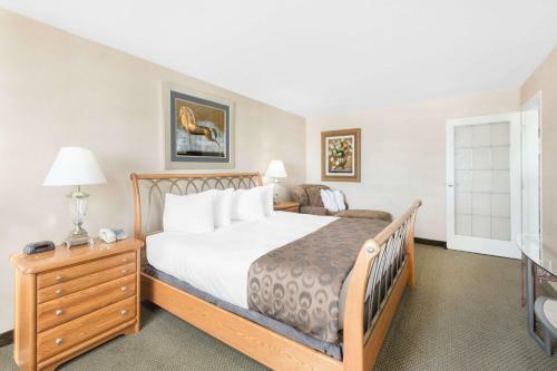Hotel Ramada Inn & Suites
