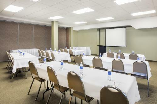 Hotel Ramada Inn & Suites