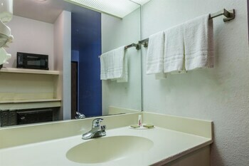 Hotel Super 8 Garland North Dallas