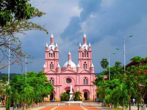 Apartamento Cerca A La Basilica,con Parqueo