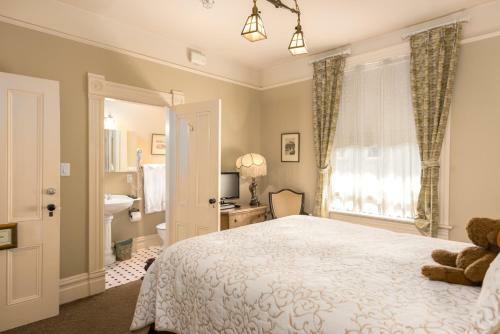 Bed & Breakfast O Canada House