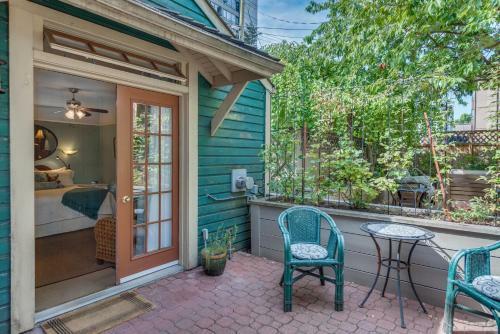 Bed & Breakfast O Canada House