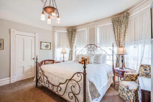 Bed & Breakfast O Canada House