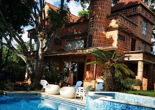 Finca Con Forma De Castillo Y Piscina En Sopetr�n