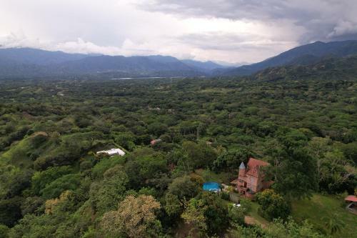 Finca Con Forma De Castillo Y Piscina En Sopetr�n