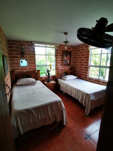 Finca Con Forma De Castillo Y Piscina En Sopetr�n