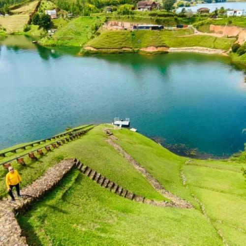Hotel Paraiso Lake