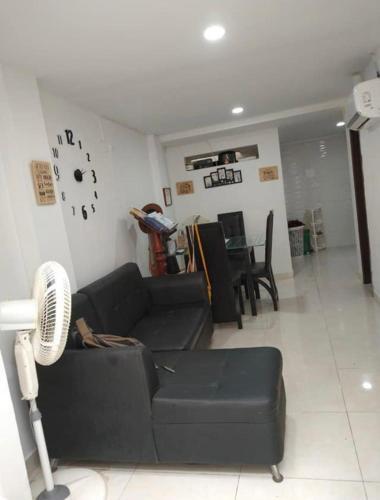 Bright Duplex 2 Bedroom Apartment, Kitchen, Bathroom & Living Room