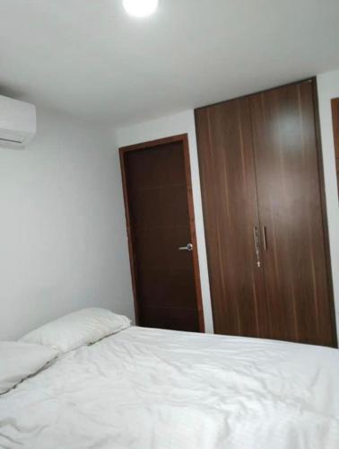 Bright Duplex 2 Bedroom Apartment, Kitchen, Bathroom & Living Room
