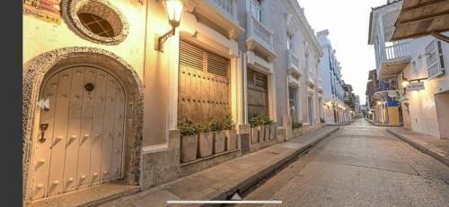 Luxury Large Apartment With Colonial Balcony