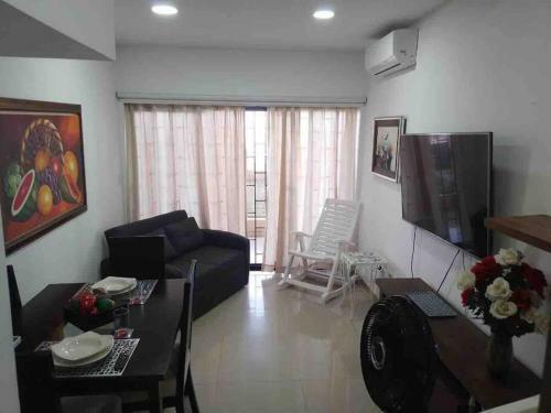 Apartamento C�modo Apto Frente Al Mar, Excelente Ubicaci�n.