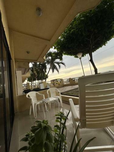 Apartamento C�modo Apto Frente Al Mar, Excelente Ubicaci�n.