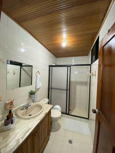 Hostal Habitaciones Independientes Cerca Al Aeropuerto 3