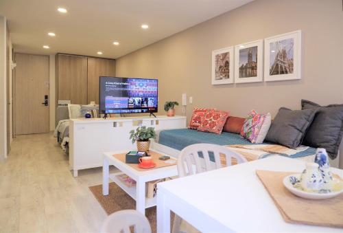 The Petit Flat - Bright & Stylish Studio Apartment Near Unicentro