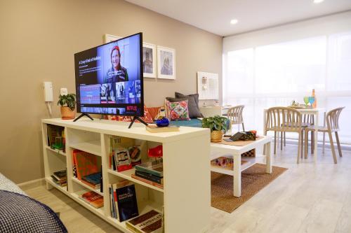 The Petit Flat - Bright & Stylish Studio Apartment Near Unicentro