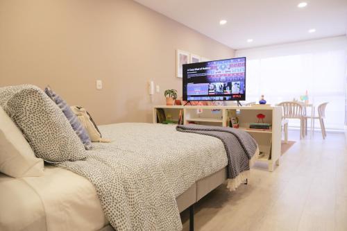 The Petit Flat - Bright & Stylish Studio Apartment Near Unicentro