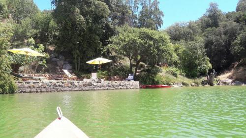 Caba�a De Adobe En Lago Rapel