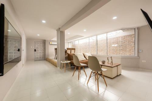 Spacious And Lovely Apartment