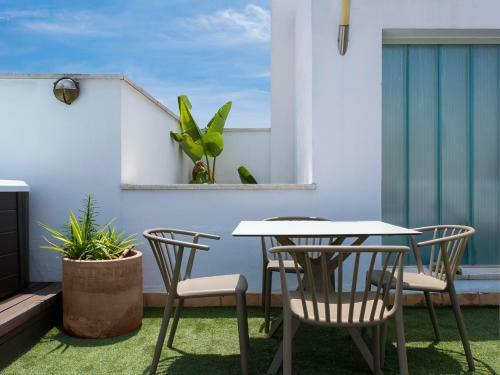 R26 Suites By Magno Apartments