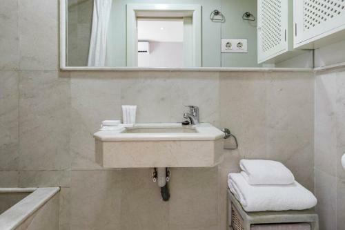 Fam Sevillian Townhouse