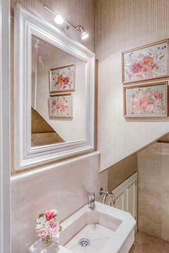 Fam Sevillian Townhouse