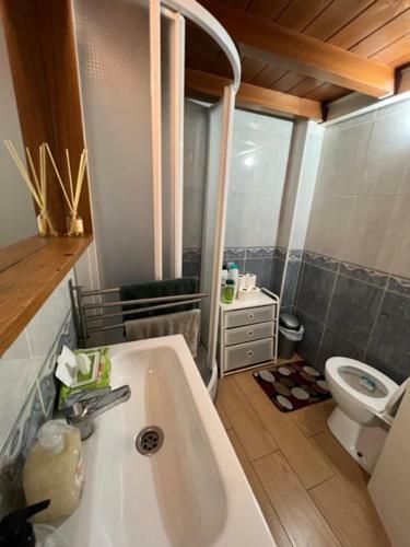 Airbhouse Private Rooms & Apartments
