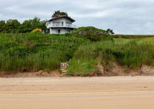 Casa De Cuento En La Playa De Oyambre, Al Lado De Comillas