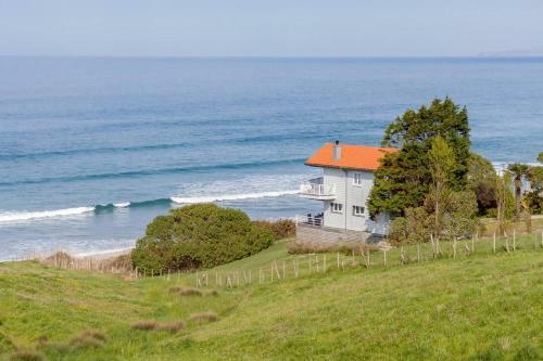 Casa De Cuento En La Playa De Oyambre, Al Lado De Comillas