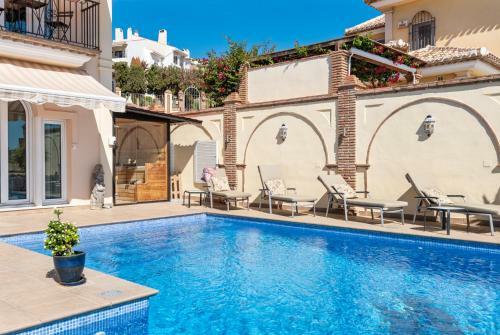 Villa Breathtaking Mansion With Pool - Ref 85