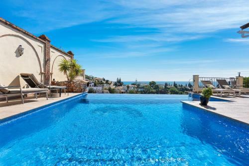 Villa Breathtaking Mansion With Pool - Ref 85