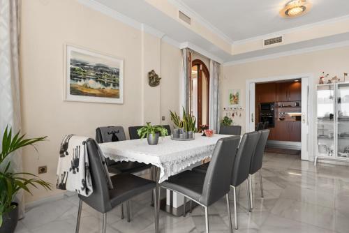 Villa Breathtaking Mansion With Pool - Ref 85