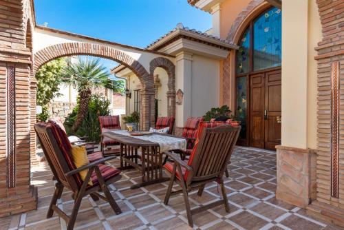 Villa Breathtaking Mansion With Pool - Ref 85