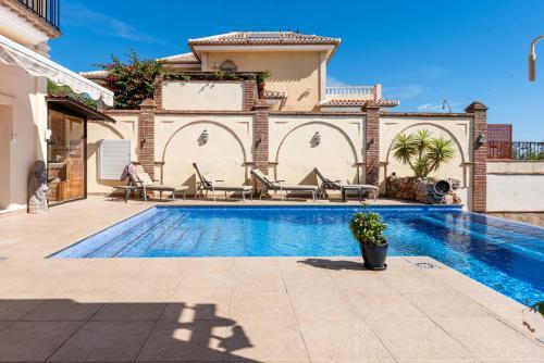 Villa Breathtaking Mansion With Pool - Ref 85