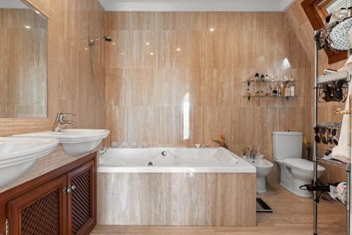 Villa Breathtaking Mansion With Pool - Ref 85