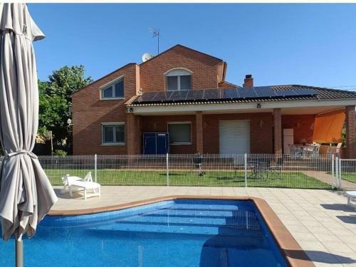Casa Con Jard�n Y Piscina Privada.