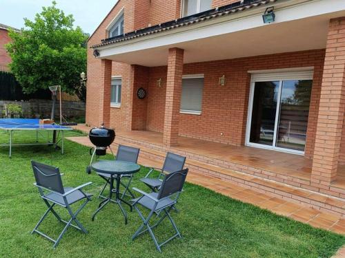 Casa Con Jard�n Y Piscina Privada.