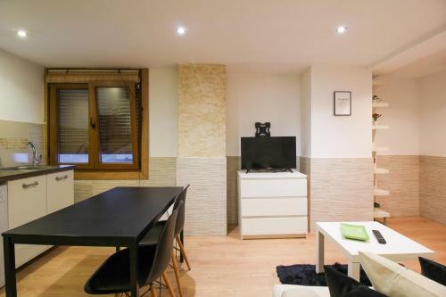 Stylous Apartment At The Center