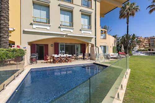 Waterside Apartment In Sotogrande Marina With Private Pool
