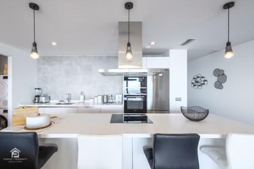 Luxury Apartment With Sea And Golf View