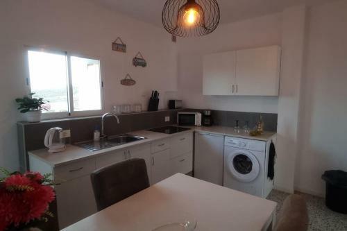 Amplio Apartamento Con Terraza Privada, Piscina Compartida En Arico