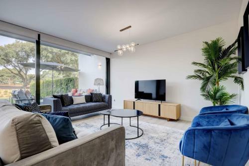 Modern Four Bedroom House With Golf Course Views