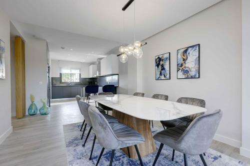 Modern Four Bedroom House With Golf Course Views