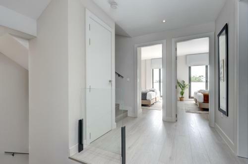 Modern Four Bedroom House With Golf Course Views