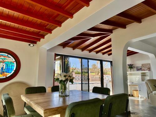 Oceanfront Villa - Amarilla Breeze