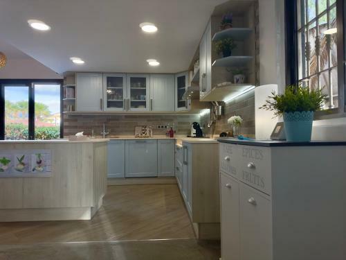 Oceanfront Villa - Amarilla Breeze