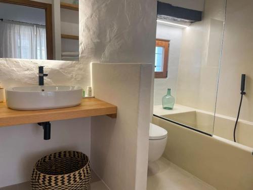 Fully Equipped Villa With Pool And Gym