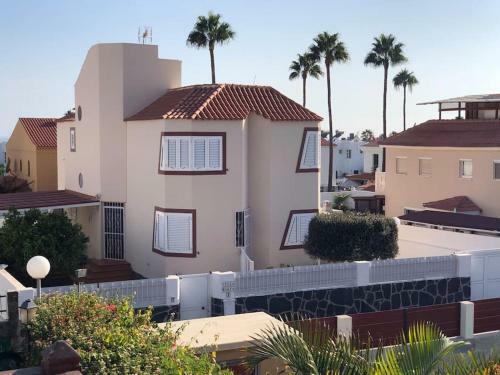 Large Detached Villa With Private Enclosed Pool