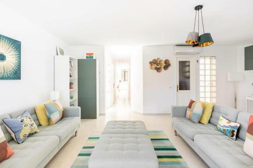 Large Detached Villa With Private Enclosed Pool