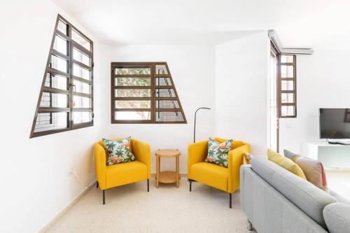 Large Detached Villa With Private Enclosed Pool