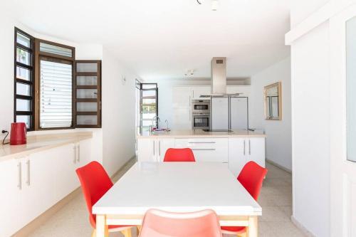 Large Detached Villa With Private Enclosed Pool